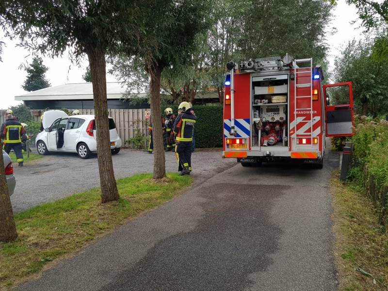 Auto vliegt in brand tijdens rijden