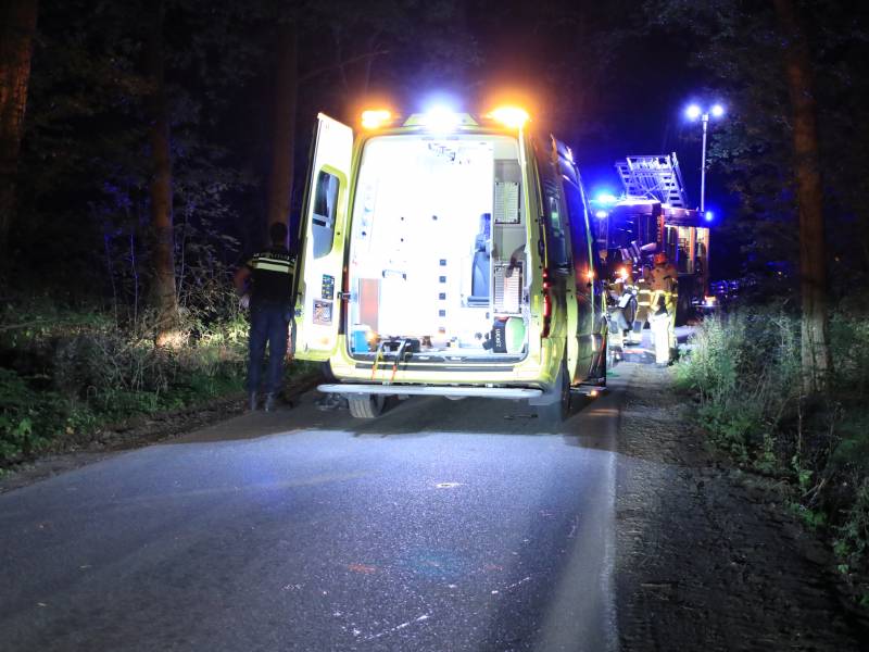 Bijrijder (26) overleden bij botsing tegen boom