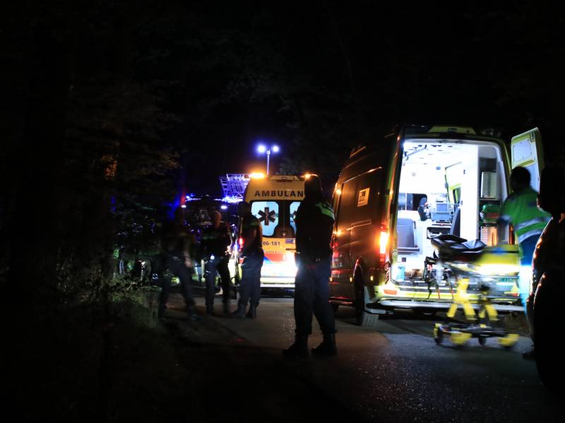 Bijrijder (26) overleden bij botsing tegen boom