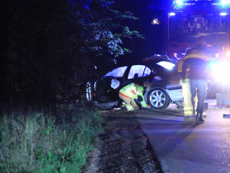 Bijrijder (26) overleden bij botsing tegen boom