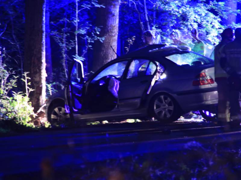 Bijrijder (26) overleden bij botsing tegen boom