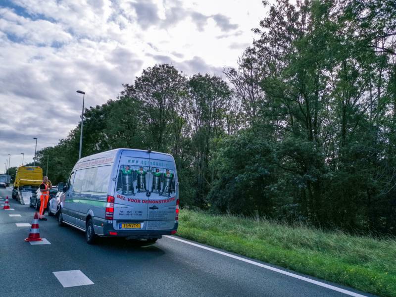 Meerdere voertuigen botsen voor beruchte bocht