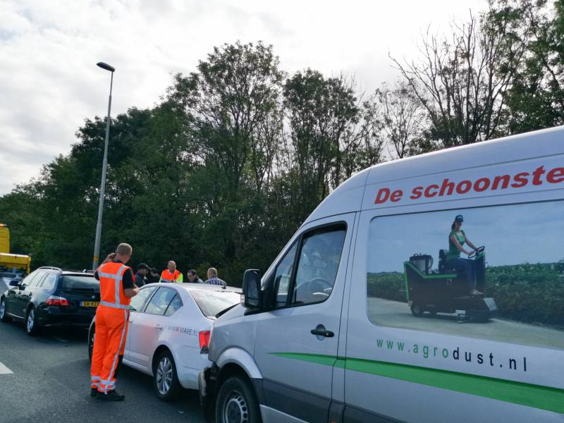 Meerdere voertuigen botsen voor beruchte bocht