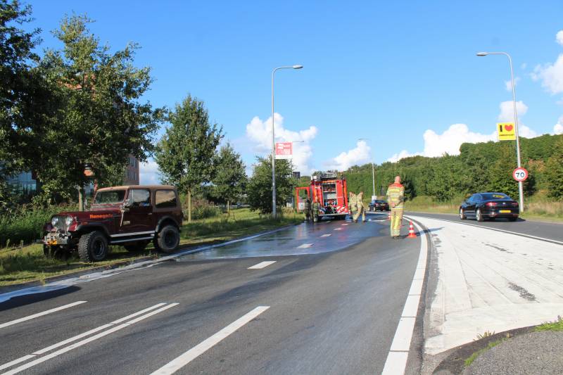 Rijbaan afgesloten door lekkende jeep