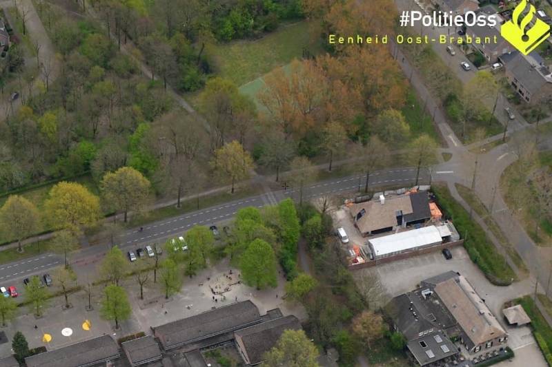 Groepje jongeren slaan man met kinderen in elkaar