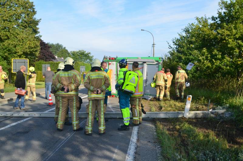 Vrachtwagen met biggen gekanteld