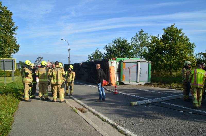 Vrachtwagen met biggen gekanteld