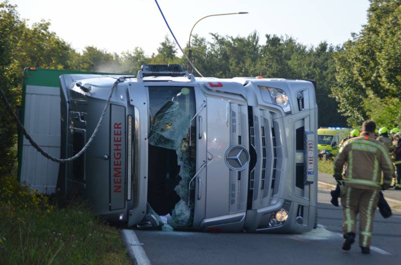 Vrachtwagen met biggen gekanteld