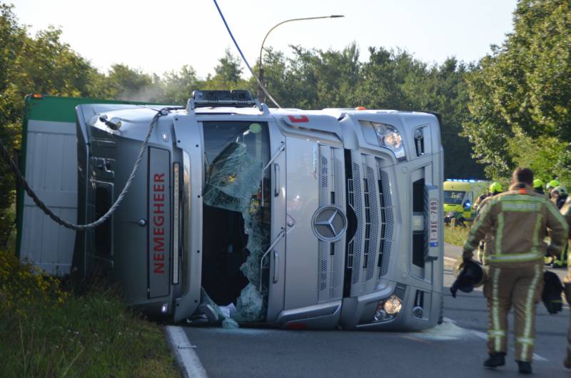 Vrachtwagen met biggen gekanteld