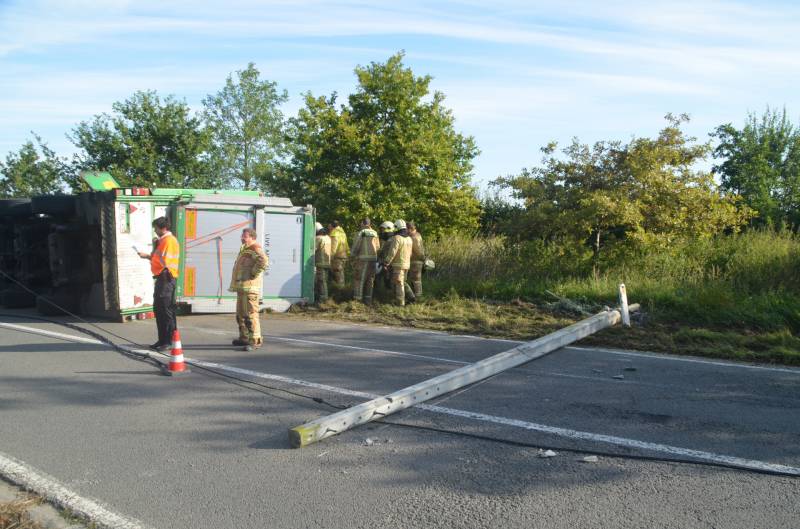 Vrachtwagen met biggen gekanteld