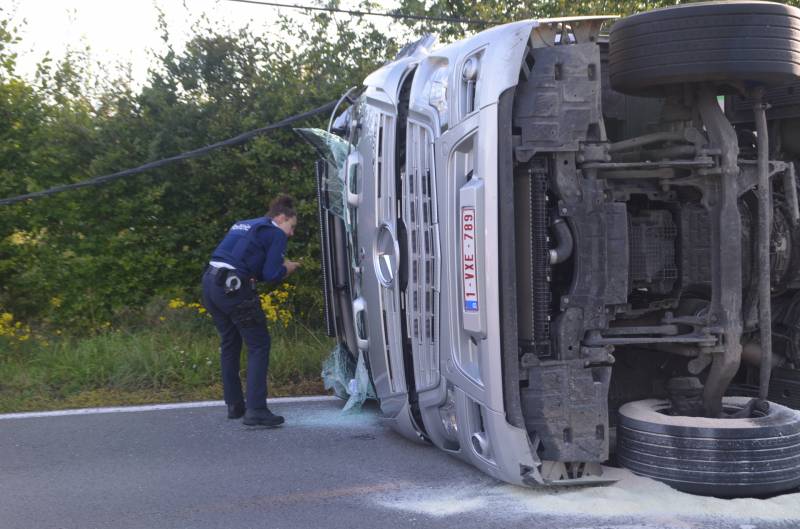 Vrachtwagen met biggen gekanteld