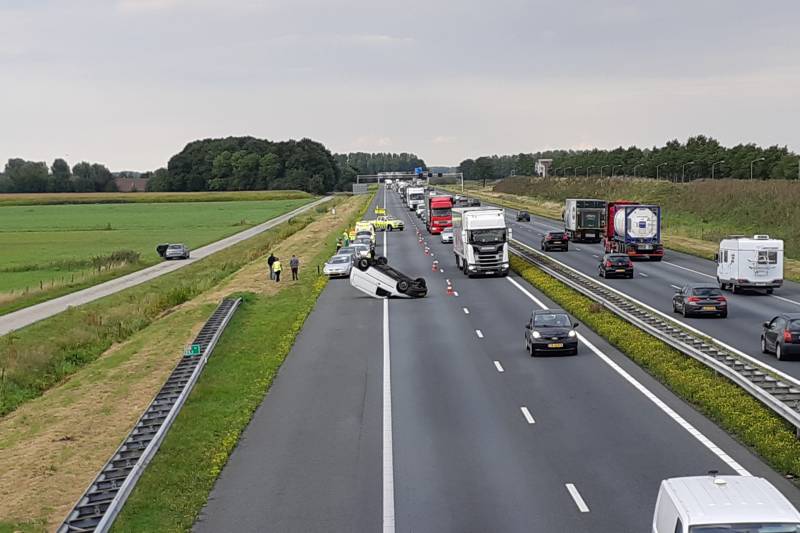 Bestelbus slaat over de kop en belandt op zijn dak