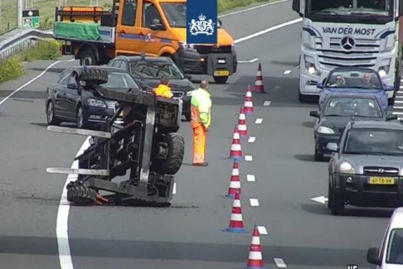 Vrachtwagen verliest kooiaap op snelweg