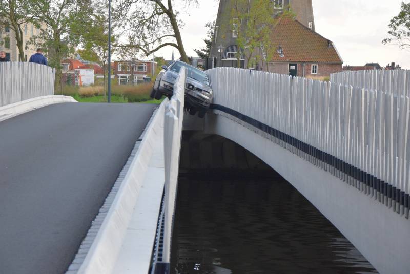 Bestuurder komt klem te zitten op brug