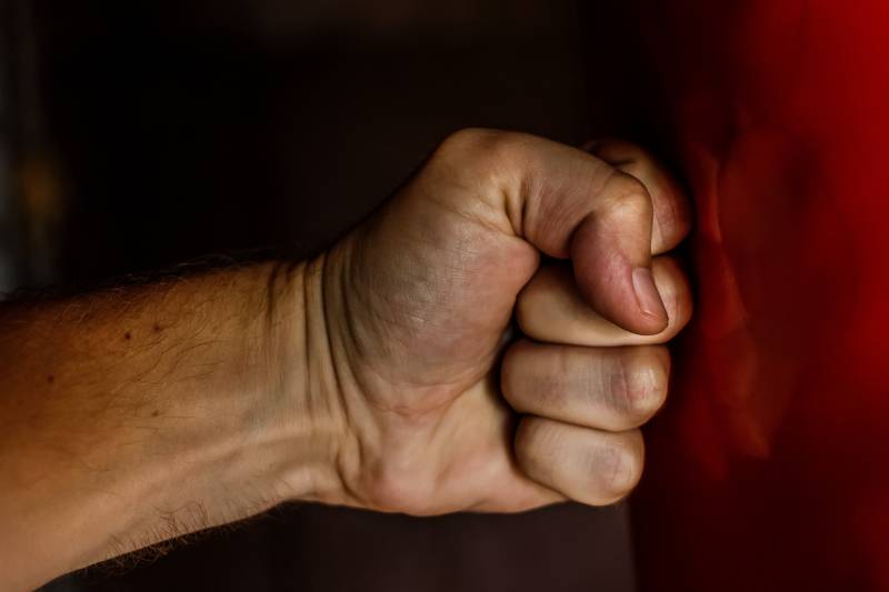 17-jarige jongen mishandeld met boksbeugel