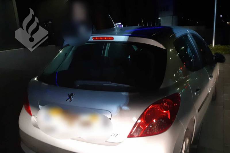 Opgefokte dronken bestuurder slingert over snelweg