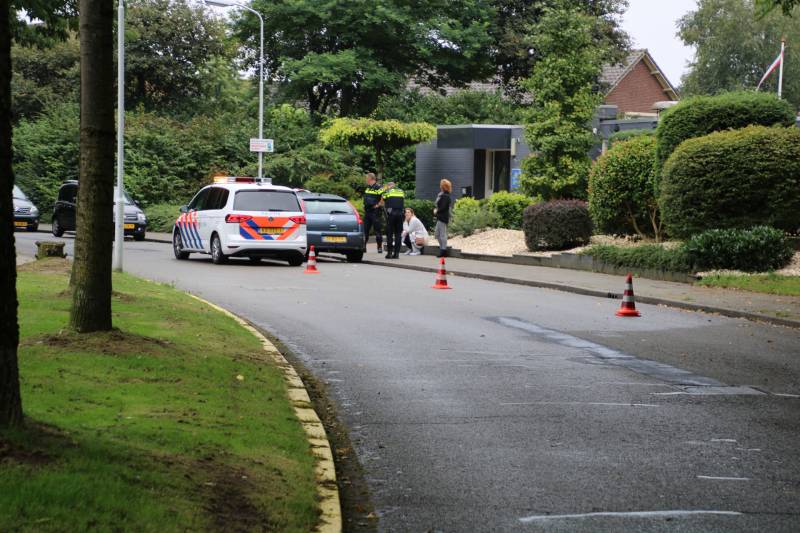 Fietsster botst tegen openstaande autoportier