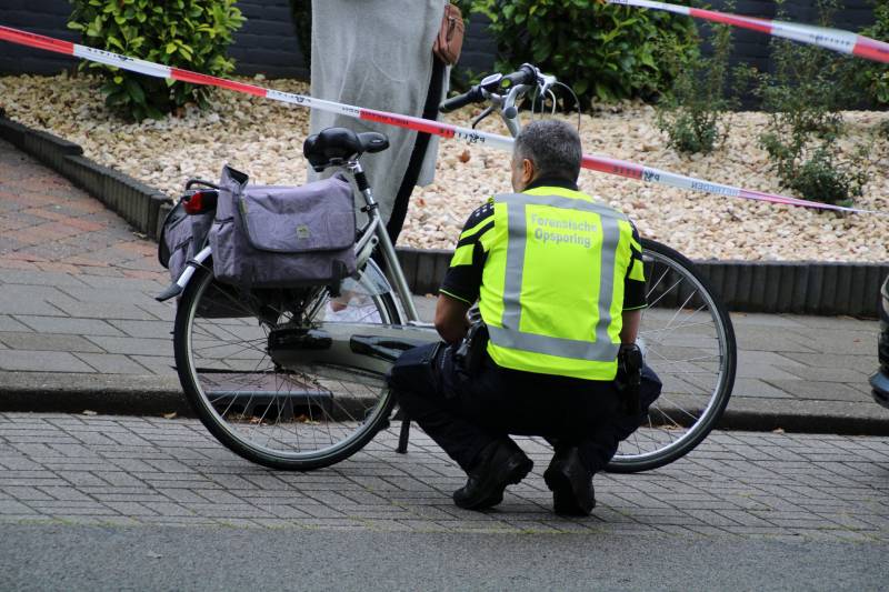 Fietsster botst tegen openstaande autoportier