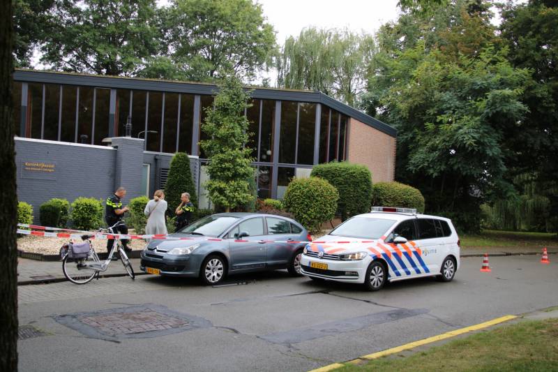 Fietsster botst tegen openstaande autoportier