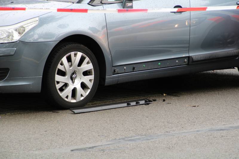 Fietsster botst tegen openstaande autoportier