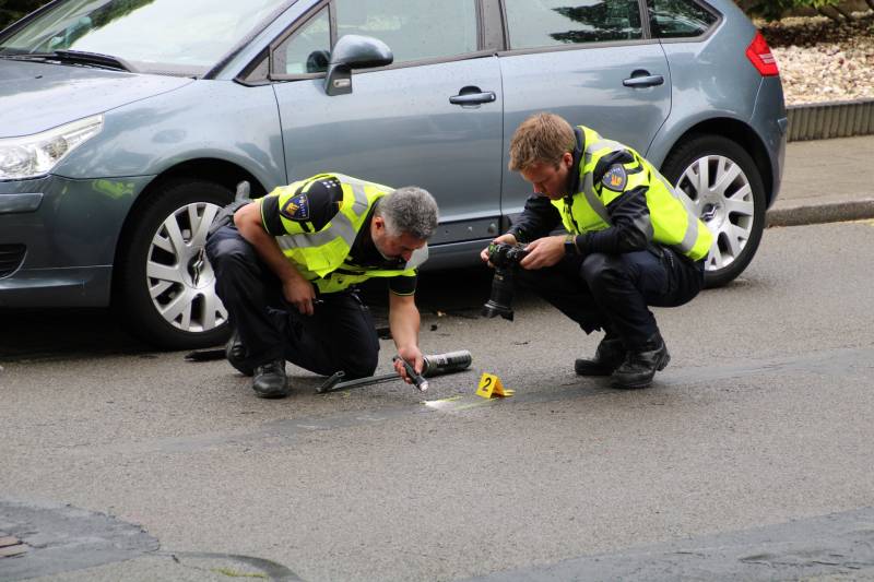 Fietsster botst tegen openstaande autoportier