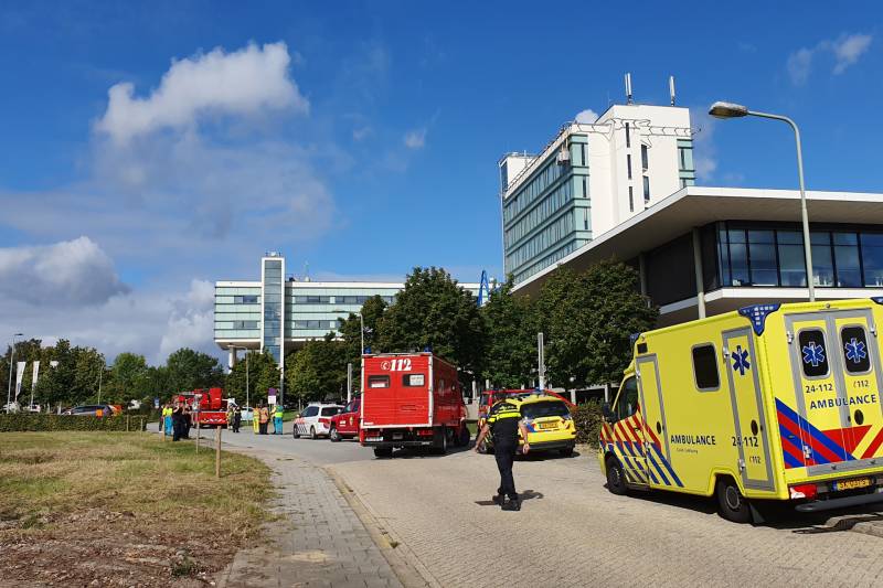 Glazenwassers vast in bak bovenaan kantoorpand