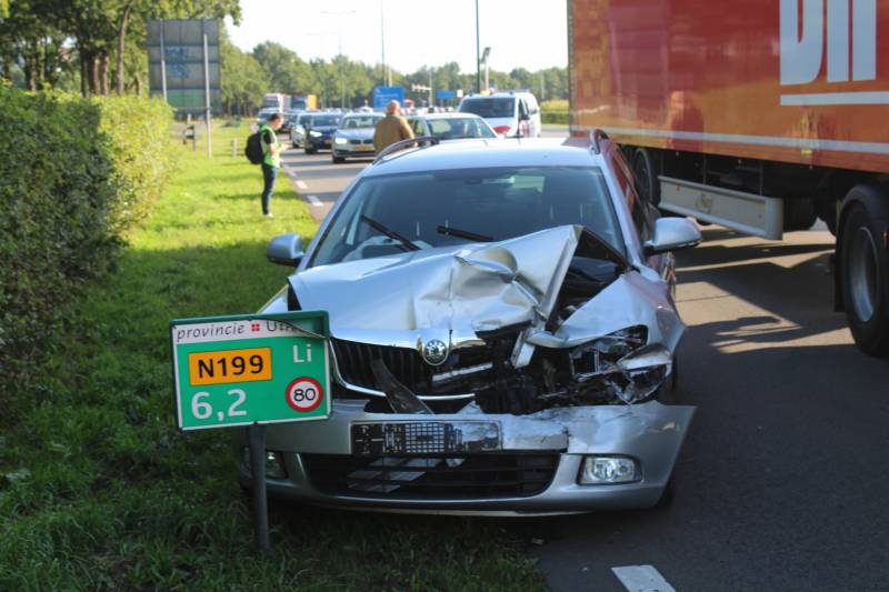 Flinke schade na ongeval tussen meerdere voertuigen