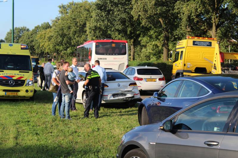 Flinke schade na ongeval tussen meerdere voertuigen