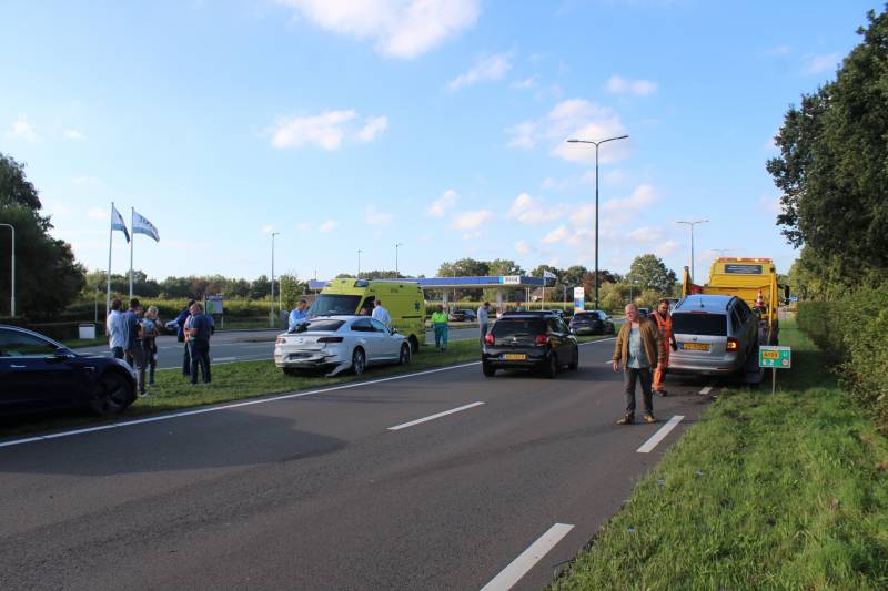 Flinke schade na ongeval tussen meerdere voertuigen