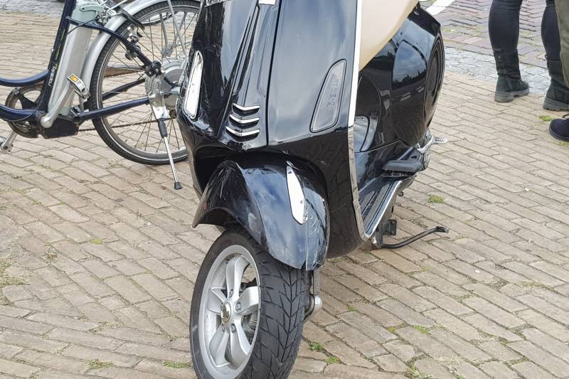 Snorfietser gewond na aanrijding