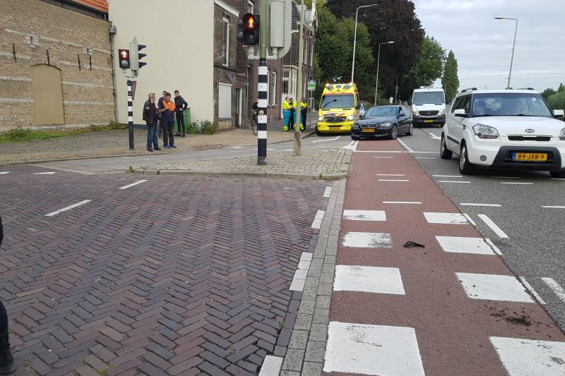 Snorfietser gewond na aanrijding
