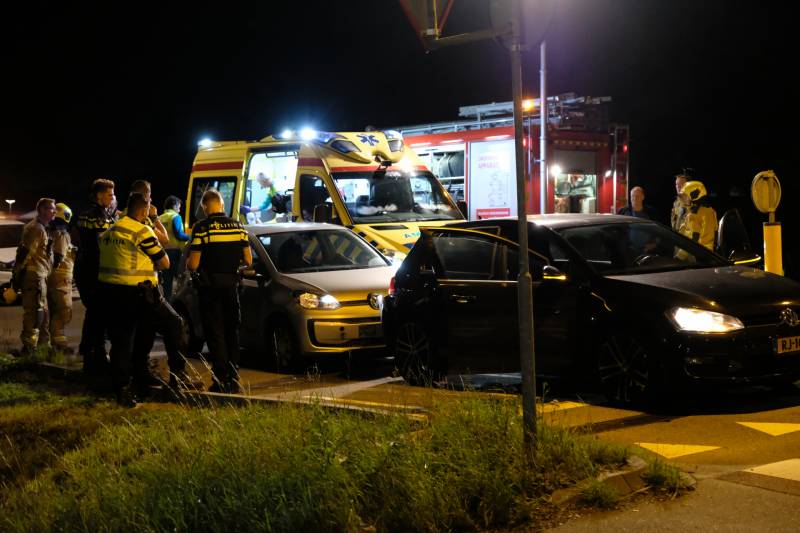 Kop-staart aanrijding op rotonde