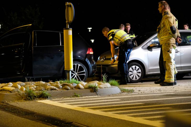 Kop-staart aanrijding op rotonde