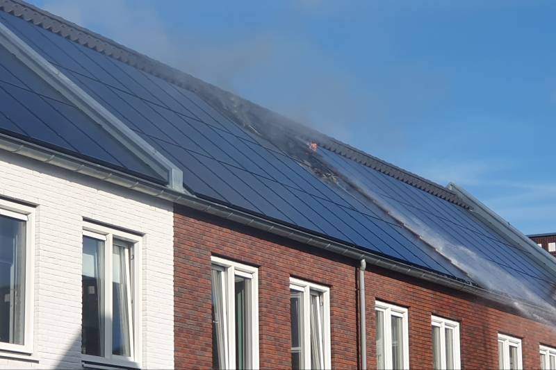 Zonnepanelen op dak in brand