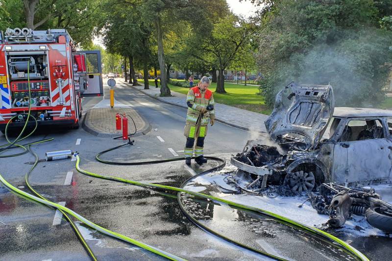 Mini Cooper en motor volledig uitgebrand op kruising