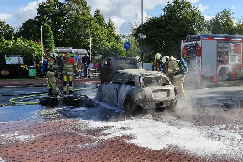 Mini Cooper en motor volledig uitgebrand op kruising