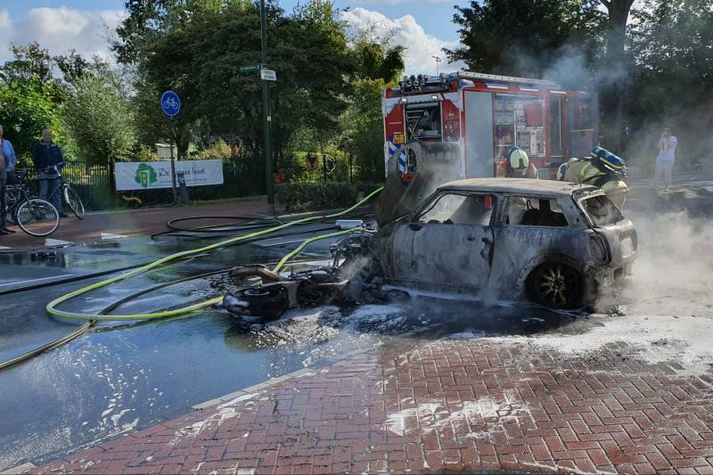 Mini Cooper en motor volledig uitgebrand op kruising