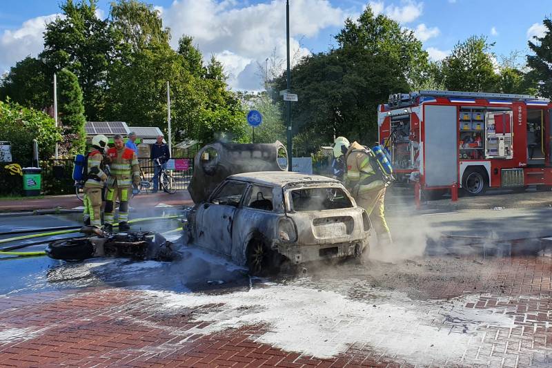 Mini Cooper en motor volledig uitgebrand op kruising