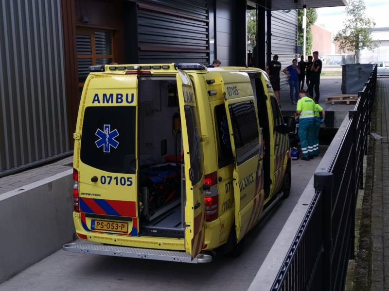 Vrouw fietst van laadperron