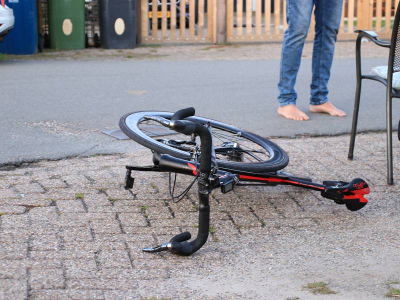 Wielrenner aangereden op kruising