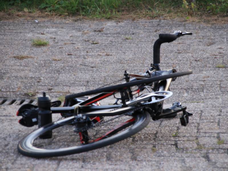 Wielrenner aangereden op kruising