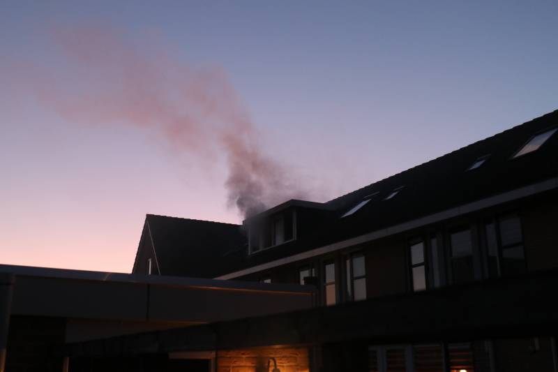 Veel rook bij woningbrand