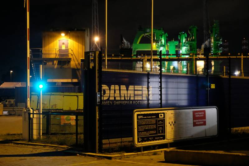 Persoon zwaargewond na val in tank van schip