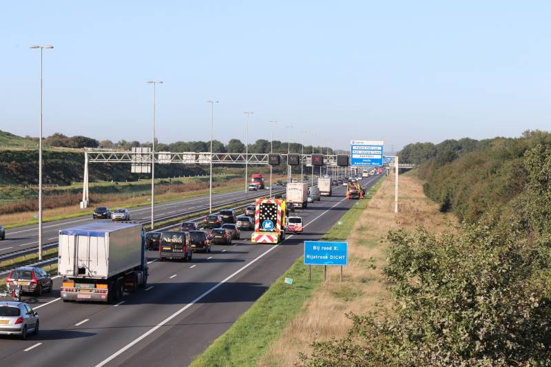 Rijstrook dicht en forse vertraging na ongeval