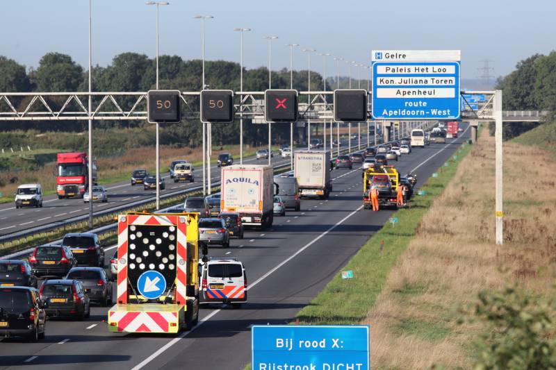 Rijstrook dicht en forse vertraging na ongeval