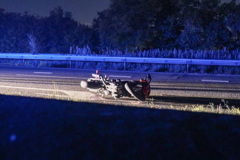 Motorrijder hard onderuit op afrit