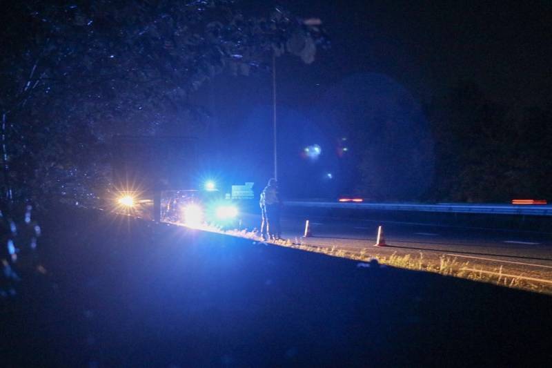 Motorrijder hard onderuit op afrit