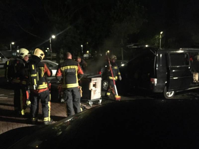 Bestelbus verwoest na te hete oven in laadruim