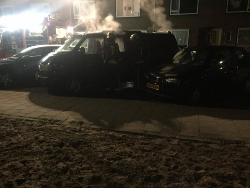 Bestelbus verwoest na te hete oven in laadruim