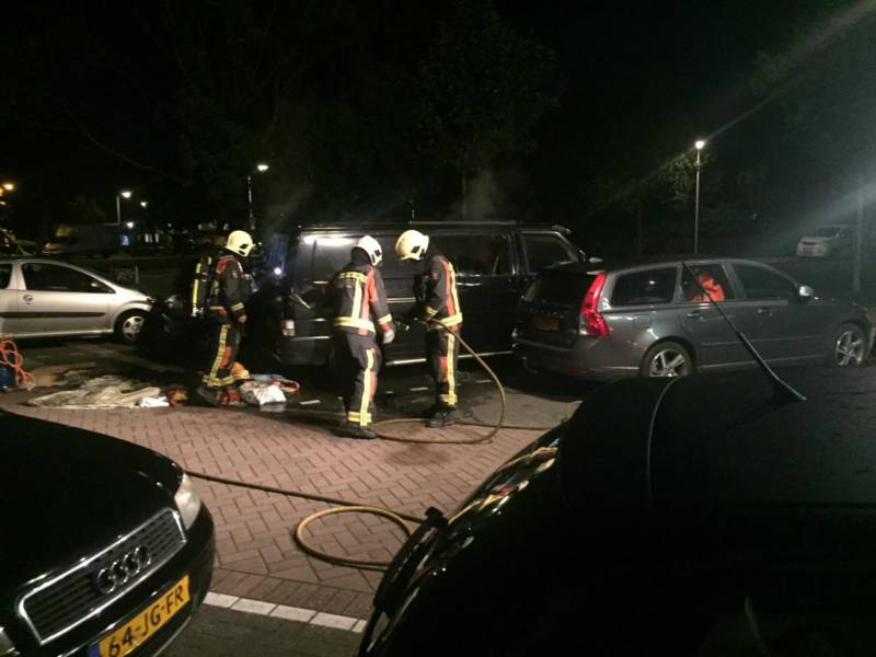 Bestelbus verwoest na te hete oven in laadruim